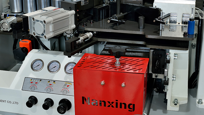 Nanxing NB5J. Автоматический кромкооблицовочный станок